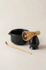 Japanisches Matcha Set mit weißer Schale, Chasen-Besen und Bambuslöffel