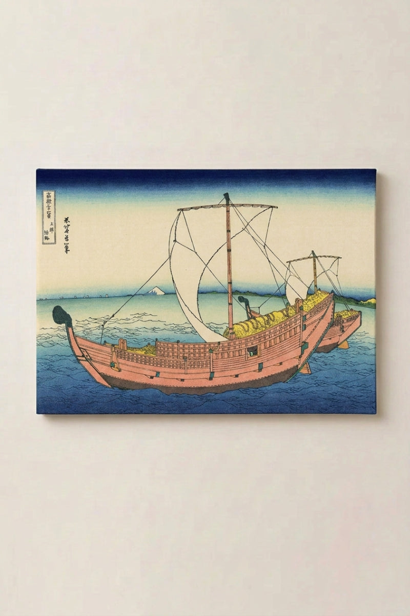 Japanischer Holzschnitt 'Hansen' als gerahmtes Wandbild vor beiger Wand — großes Handelssegelschiff mit weißen Segeln auf blauem Meer, hinter der Küste der Fuji