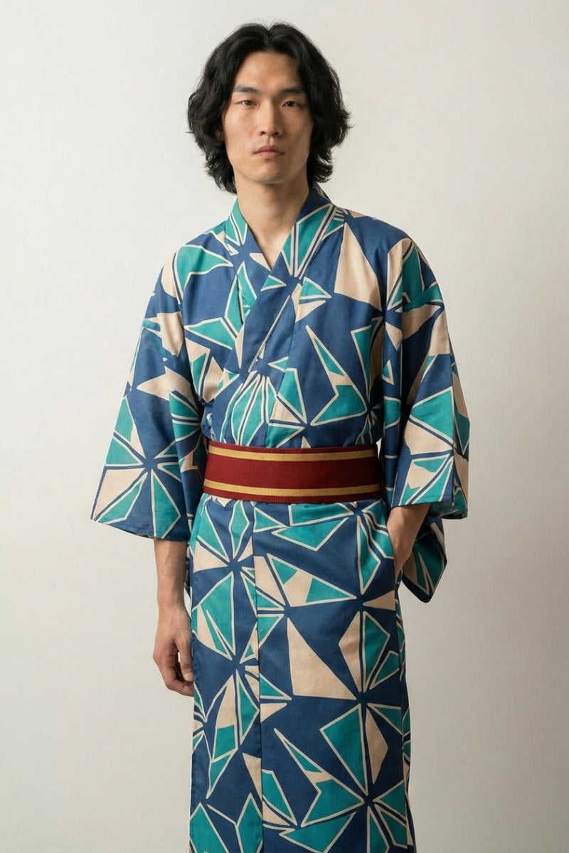 Moderner Kimono 'Toyoashi', bodenlanger japanischer Yukata mit kristallinem Geometriemuster auf Kobalt, Vorderansicht