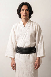 Obi-Gürtel 'Nahako' über einem weißen Kimono von einem männlichen Model an der Taille getragen — Schwarz mit feinen, weit auseinanderliegenden weißen Streifen