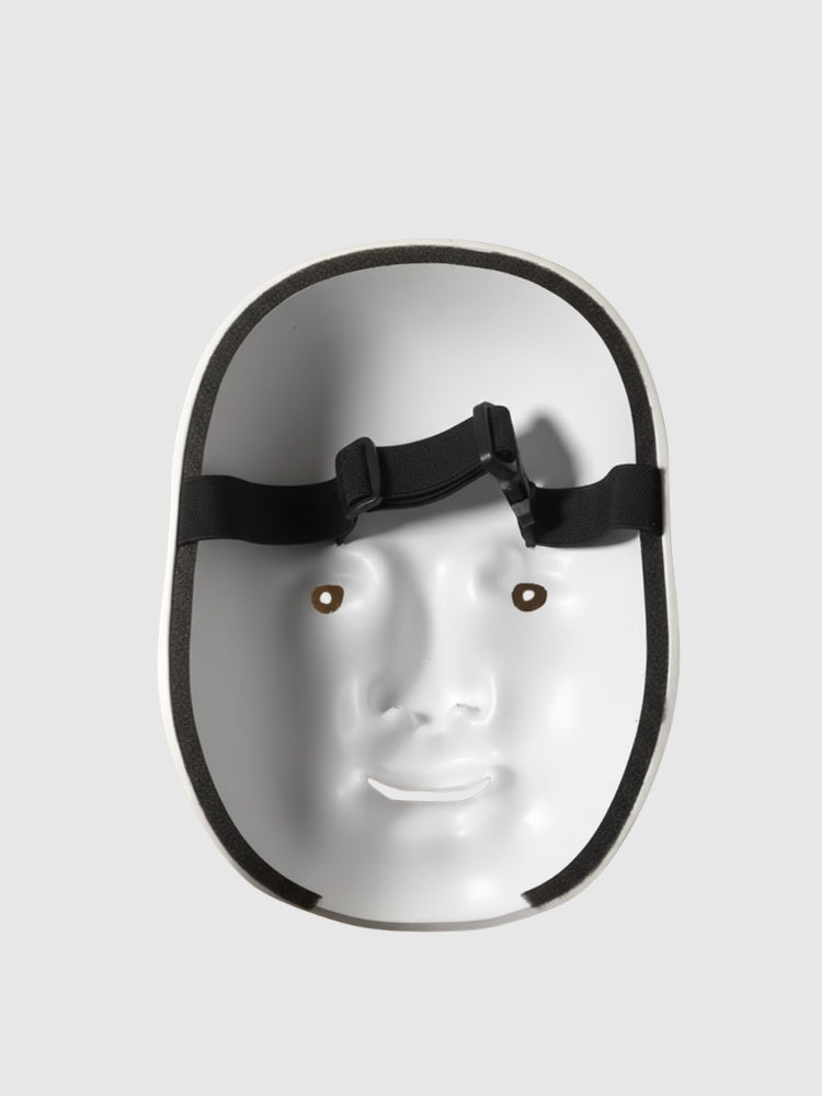 Noh-Maske in Dreiviertelansicht von hinten — weiß lackiertes Frauengesicht mit roten Lippen und hoch gemalten Brauen, hohle Innenseite sichtbar