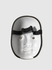 Noh-Maske in Dreiviertelansicht von hinten — weiß lackiertes Frauengesicht mit roten Lippen und hoch gemalten Brauen, hohle Innenseite sichtbar