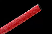 Rote Klinge Katana – Styling-Aufnahme im traditionellen japanischen Stil