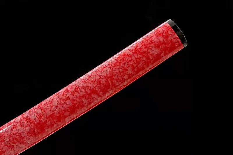 Rote Klinge Katana – Styling-Aufnahme im traditionellen japanischen Stil