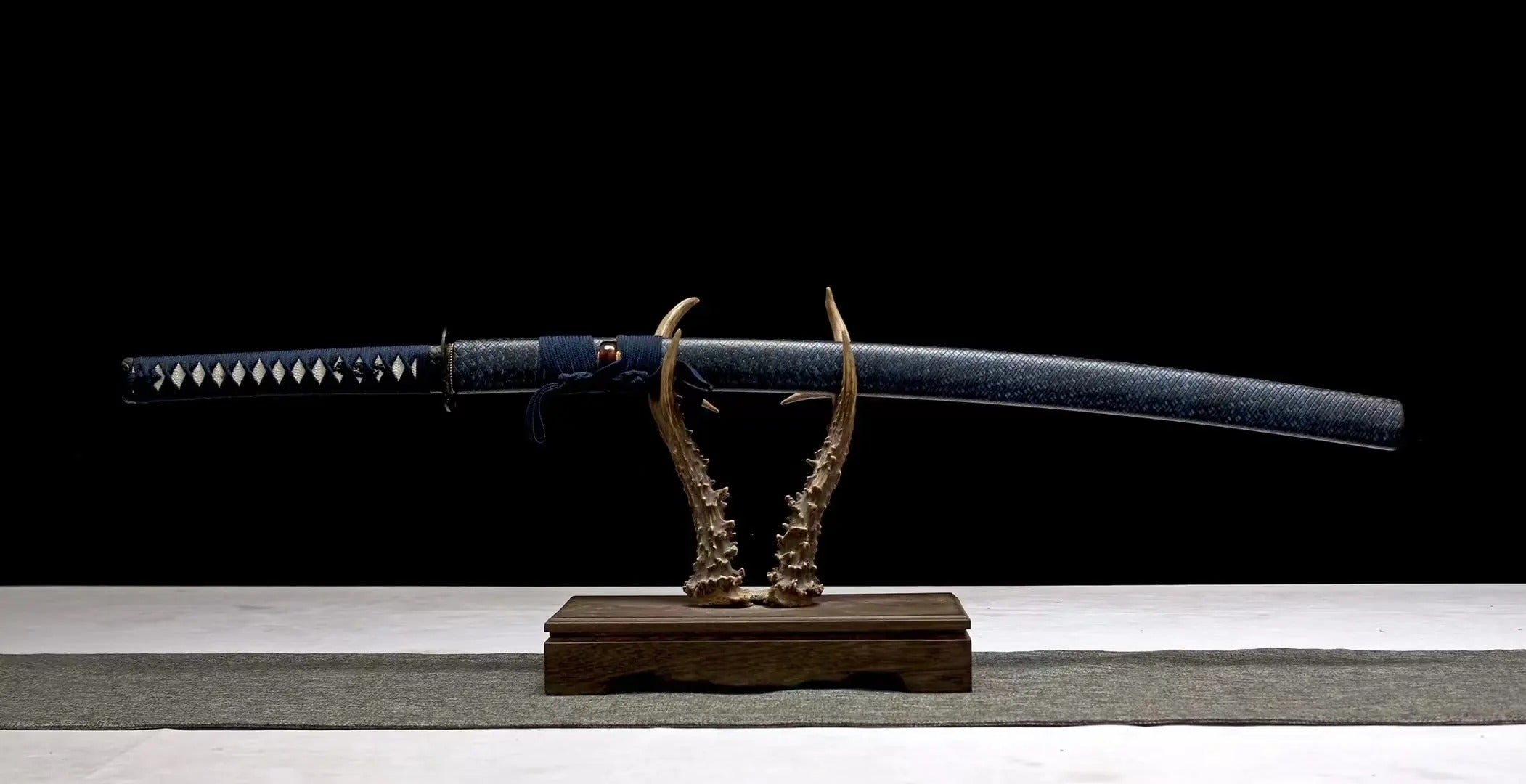 Blaue Klinge Katana – Sammlerstück: detailreicher Katana im japanischen Stil