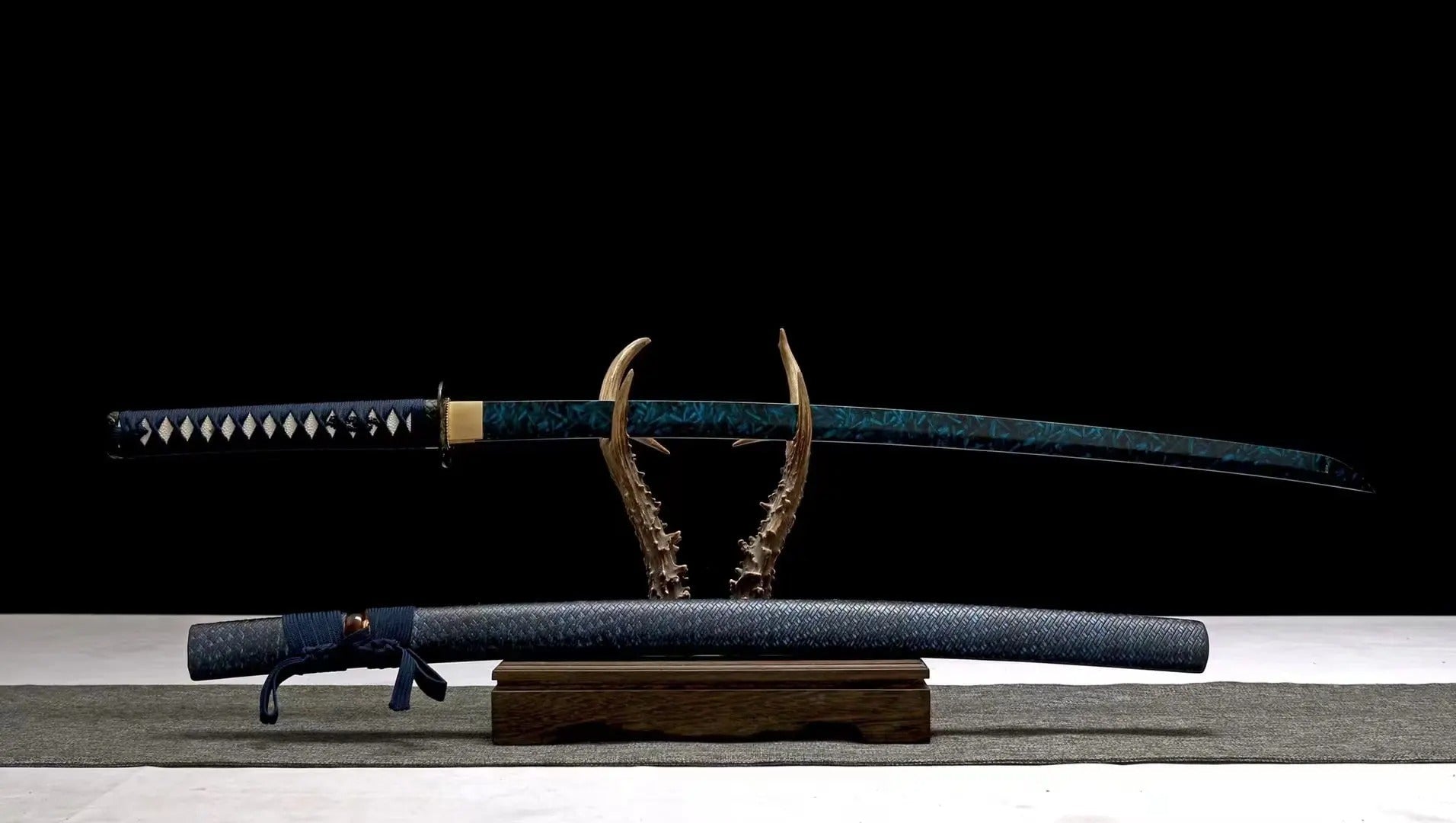 Blaue Klinge Katana – Nahaufnahme Katana mit japanischem Motiv