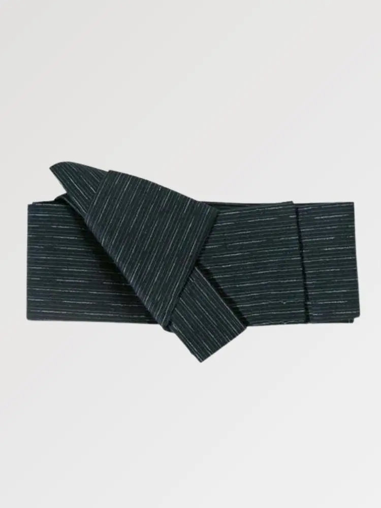 Obi-Gürtel 'Okayama' flach gefaltet vor grauem Hintergrund, Enden übereinandergelegt — sehr dunkles Petrolgrün mit gleichmäßigen hellen Streifen