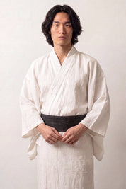 Obi-Gürtel 'Osaka' über einem weißen Kimono von einem männlichen Model an der Taille getragen — Schwarz mit kurzen hellen Strichen in Reihen