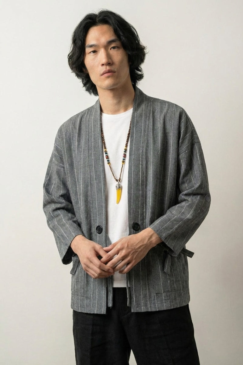 Graue gestreifte Herren-Kimono-Jacke Takao, Shima-Muster, japanischer Cardigan Vorderansicht