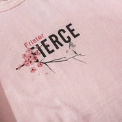 Rosa japanisches T-Shirt 'Inazawa' – Styling-Aufnahme im Streetwear-Stil