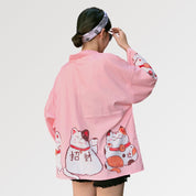 Rosa Kimono-Strickjacke 'Maneki Neko' – Styling-Aufnahme im traditionellen japanischen Stil