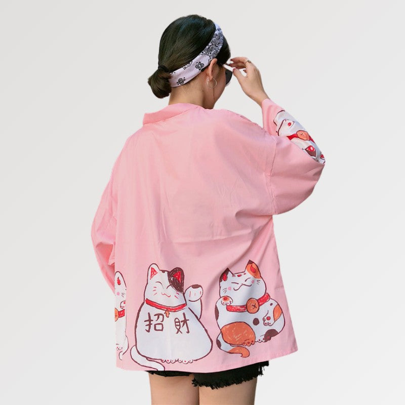 Rosa Kimono-Strickjacke 'Maneki Neko' – Styling-Aufnahme im traditionellen japanischen Stil