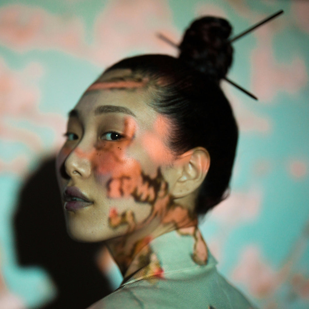 Japanische Frau in einem von der Tokioter Mode inspirierten Outfit mit künstlerischen Lichtprojektionen — Japanische Kleidung