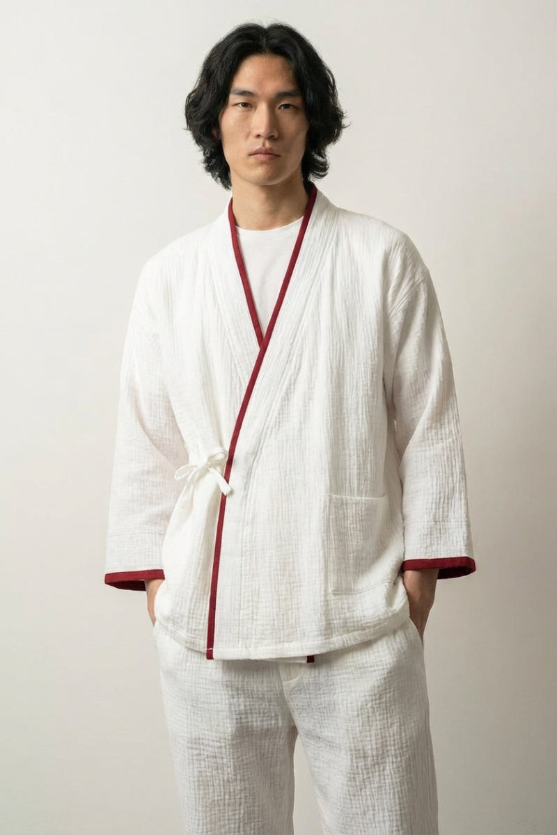 Traditioneller japanischer Pyjama 'Shirobeni' – Studioaufnahme