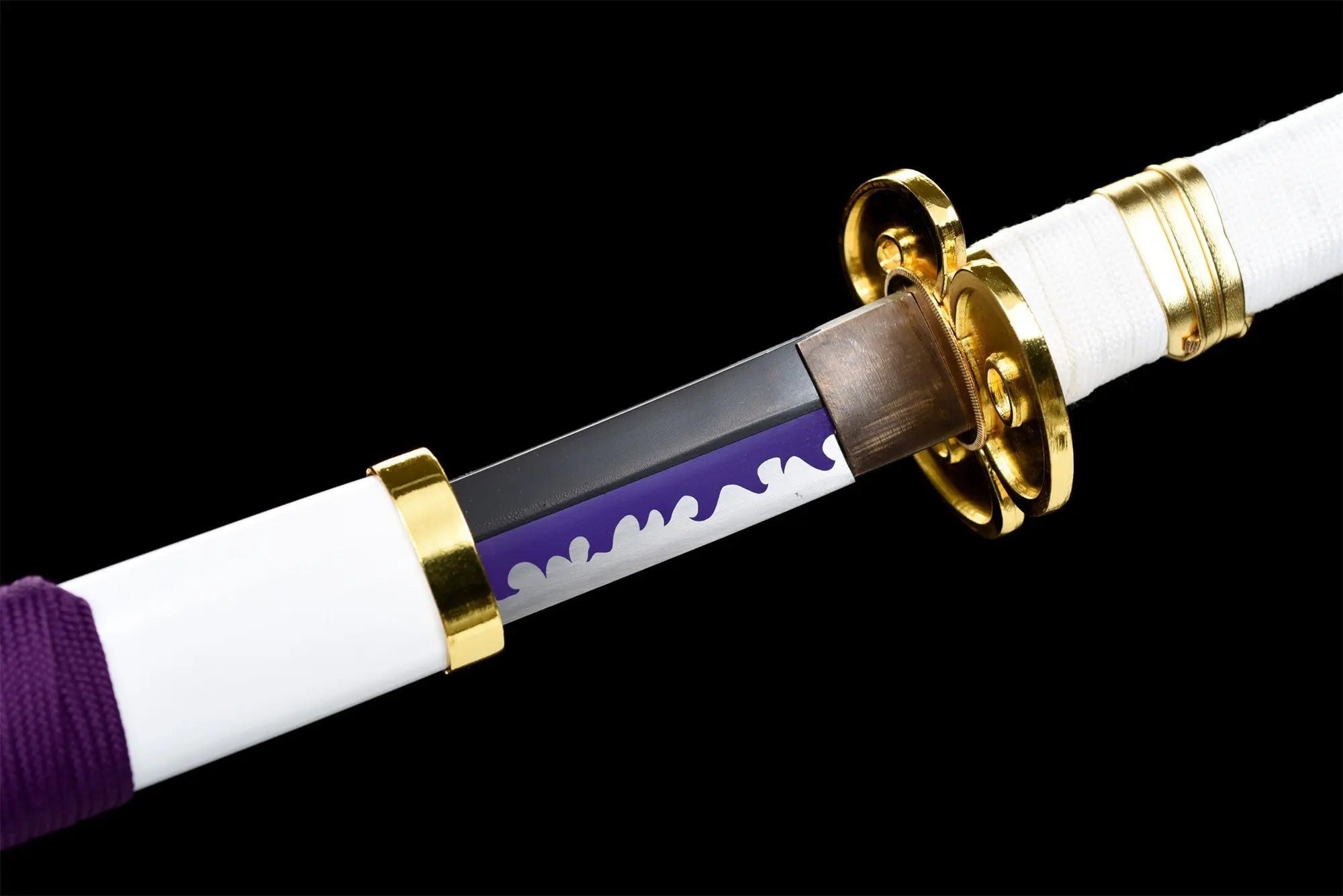 Ame no Habakiri Katana (One Piece) – Styling-Aufnahme im traditionellen japanischen Stil