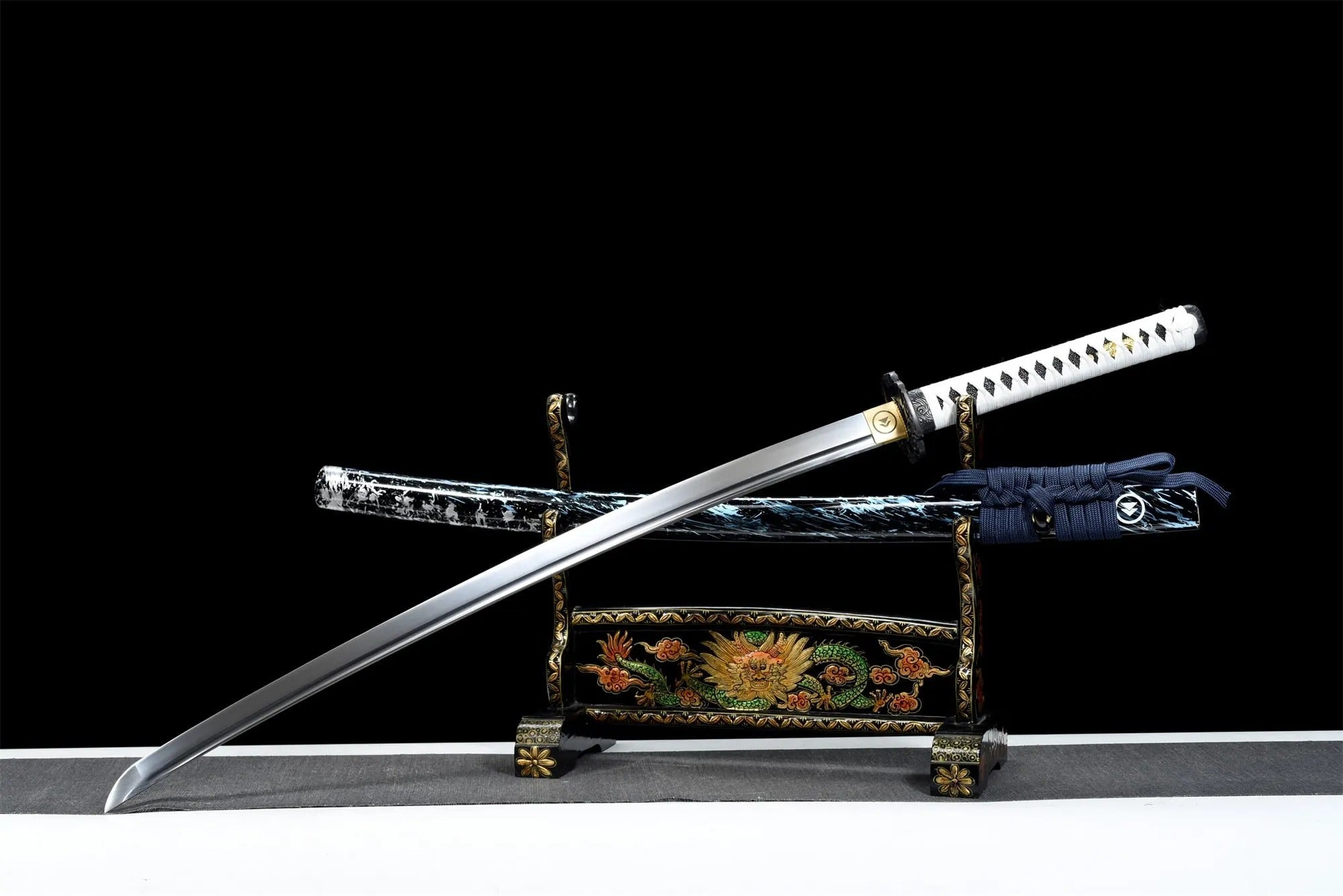Ghost of Tsushima Katana – Styling-Aufnahme im traditionellen japanischen Stil