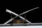 Weißes Katana-Schwert – Inszenierte Aufnahme im japanischen Stil