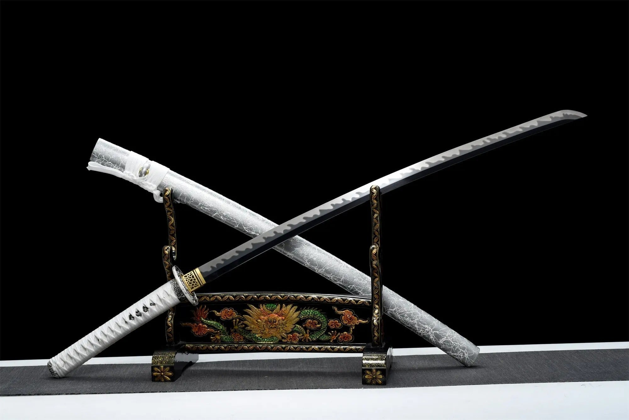 Weißes Katana-Schwert – Inszenierte Aufnahme im japanischen Stil