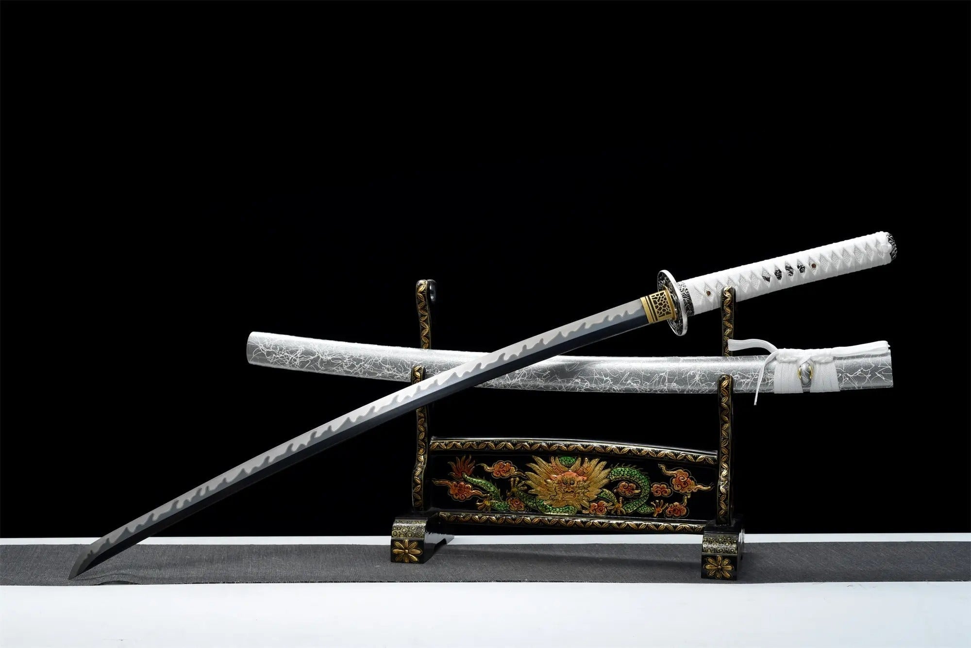 Weißes Katana-Schwert – Close-up mit Premium-Verarbeitung