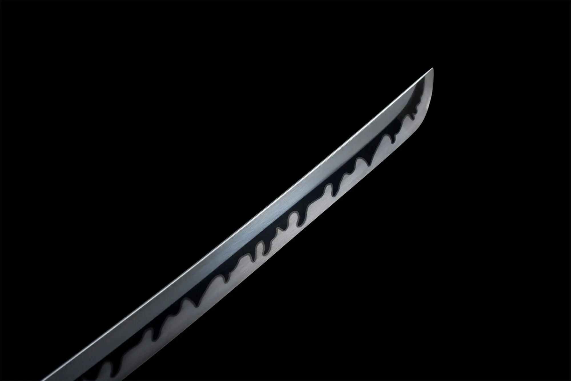 Weißes Katana-Schwert – Styling-Aufnahme im traditionellen japanischen Stil