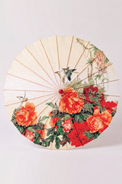 Japanischer Wagasa 'Asatsuyu' von oben, flach geöffnet — cremefarbene Bespannung mit großen orangen und roten Blüten, Streben strahlen von der Nabe aus