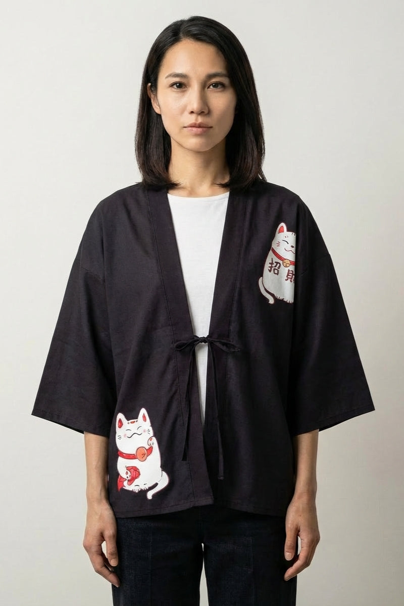 Rosa Kimono-Strickjacke 'Maneki Neko', Rückansicht offen getragen – Damen Kimono-Jacke japanischer Haori mit Maneki-Neko-Motiv