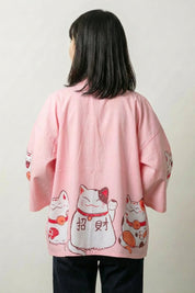 Rosa Kimono-Strickjacke 'Maneki Neko', Detailaufnahme Druckmotiv – Damen Kimono-Jacke japanischer Haori mit Maneki-Neko-Motiv