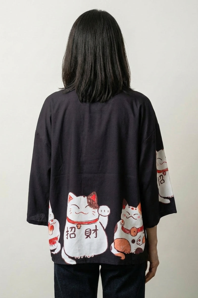 Rosa Kimono-Strickjacke 'Maneki Neko', getragene Ansicht Komplettoutfit – Damen Kimono-Jacke japanischer Haori mit Maneki-Neko-Motiv