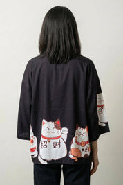 Rosa Kimono-Strickjacke 'Maneki Neko', getragene Ansicht Komplettoutfit – Damen Kimono-Jacke japanischer Haori mit Maneki-Neko-Motiv