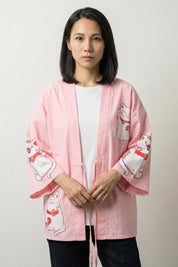 Rosa Kimono-Strickjacke 'Maneki Neko' – Damen Kimono-Jacke japanischer Haori mit Maneki-Neko-Motiv, Vorderansicht