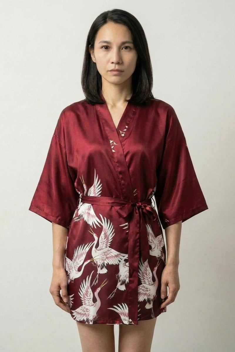 Roter japanischer Pyjama im Kimono-Stil – japanischer Pyjama, kurzer Nacht-Kimono in Rot mit Kranich-Druck, Vorderansicht