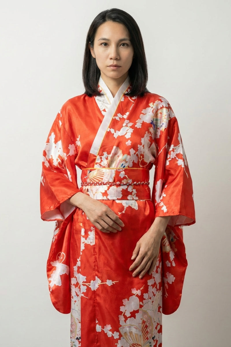 Roter Kimono Sensu 'Hinode' – japanischer Damen-Kimono mit Obi, Sensu-Fächer und Sakura, Vorderansicht