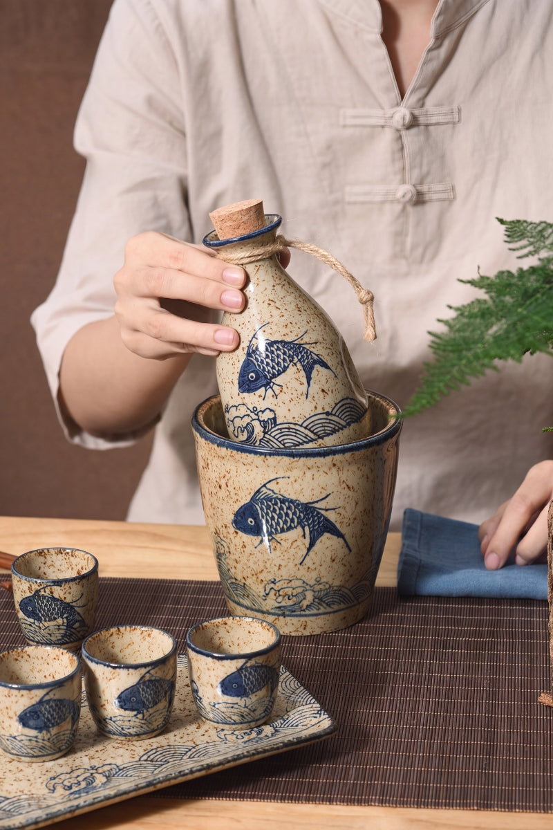 Japanisches Sake Set aus Steinzeug mit Tokkuri-Flasche und Ochoko-Bechern