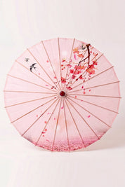 Japanischer Wagasa 'Sakura Classic' von oben, flach geöffnet — blassrosa Bespannung mit Vögeln und feinen blühenden Zweigen, Streben strahlen von der Nabe aus
