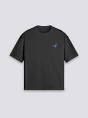 Schmetterling-T-Shirt mit dramatischem Porträt, Symbol der Verwandlung, oversize Baumwolle, Gesamtansicht getragen