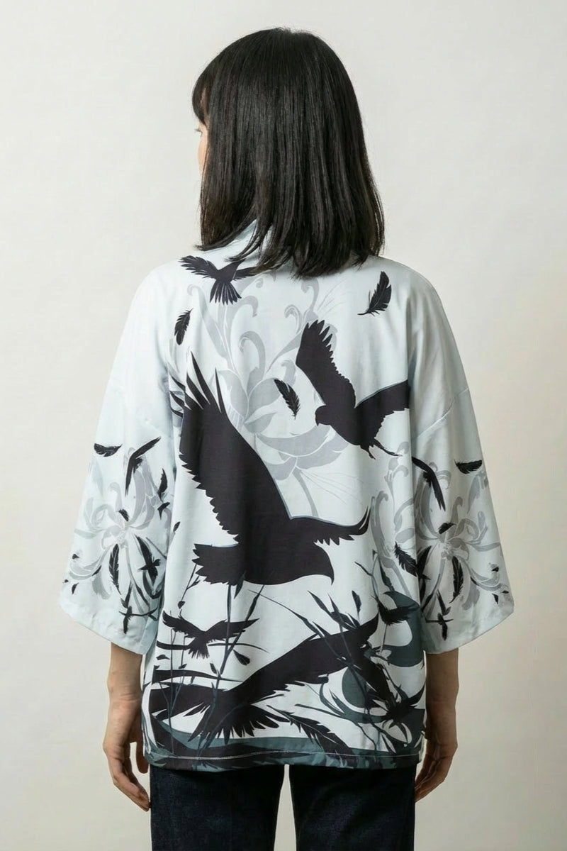 Schwarz-weiße Kimono-Jacke 'Hisae', Rückansicht offen getragen – Damen Kimono-Jacke japanischer Haori mit Lilien-Druck