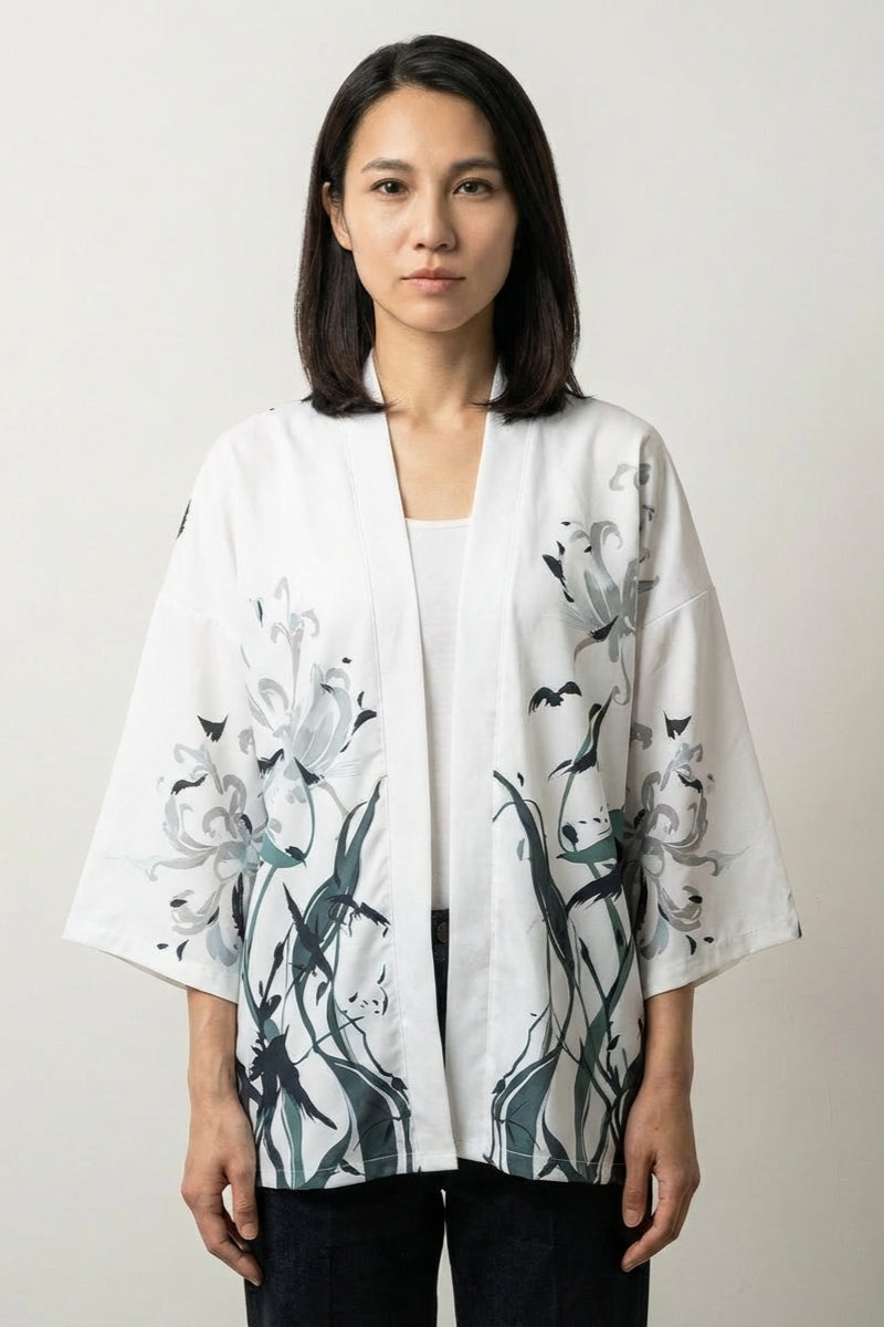 Schwarz-weiße Kimono-Jacke 'Hisae' – Damen Kimono-Jacke japanischer Haori mit Lilien-Druck, Vorderansicht