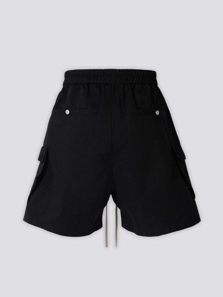 Schwarze Cargo-Shorts, Komplettansicht im Outfit – Denim-Shorts Herren japanischer Streetwear