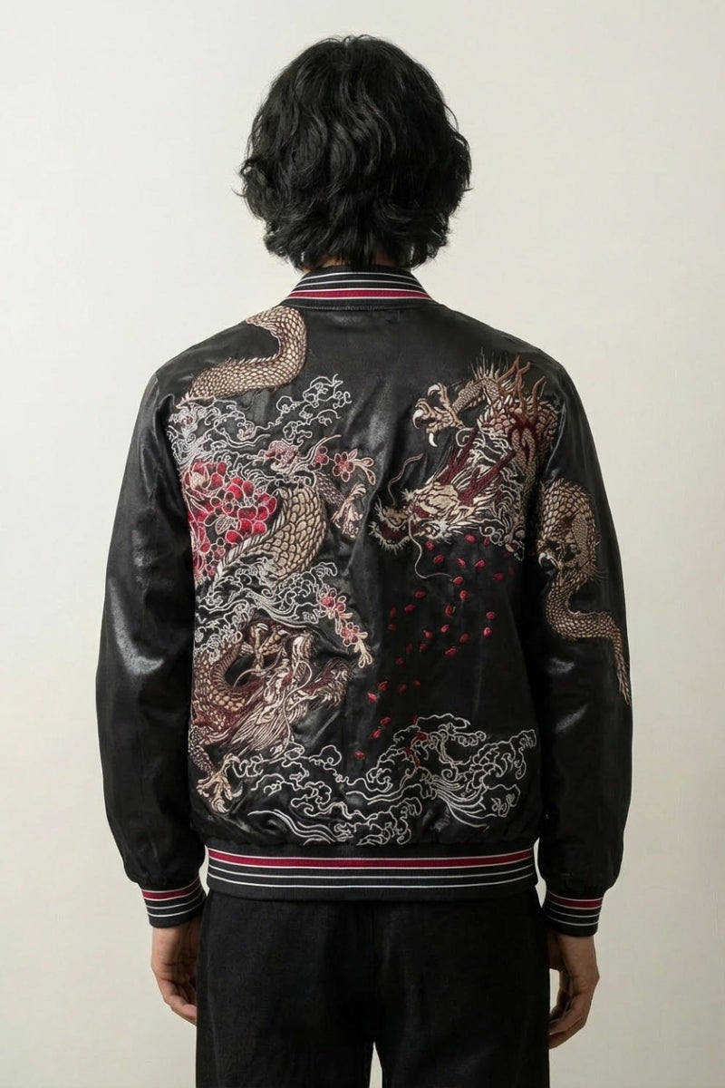 Japanische Sukajan-Souvenirjacke mit zwei gespiegelten Drachen auf Schwarz, Rückenansicht der Stickerei