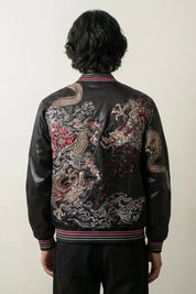 Japanische Sukajan-Souvenirjacke mit zwei gespiegelten Drachen auf Schwarz, Rückenansicht der Stickerei