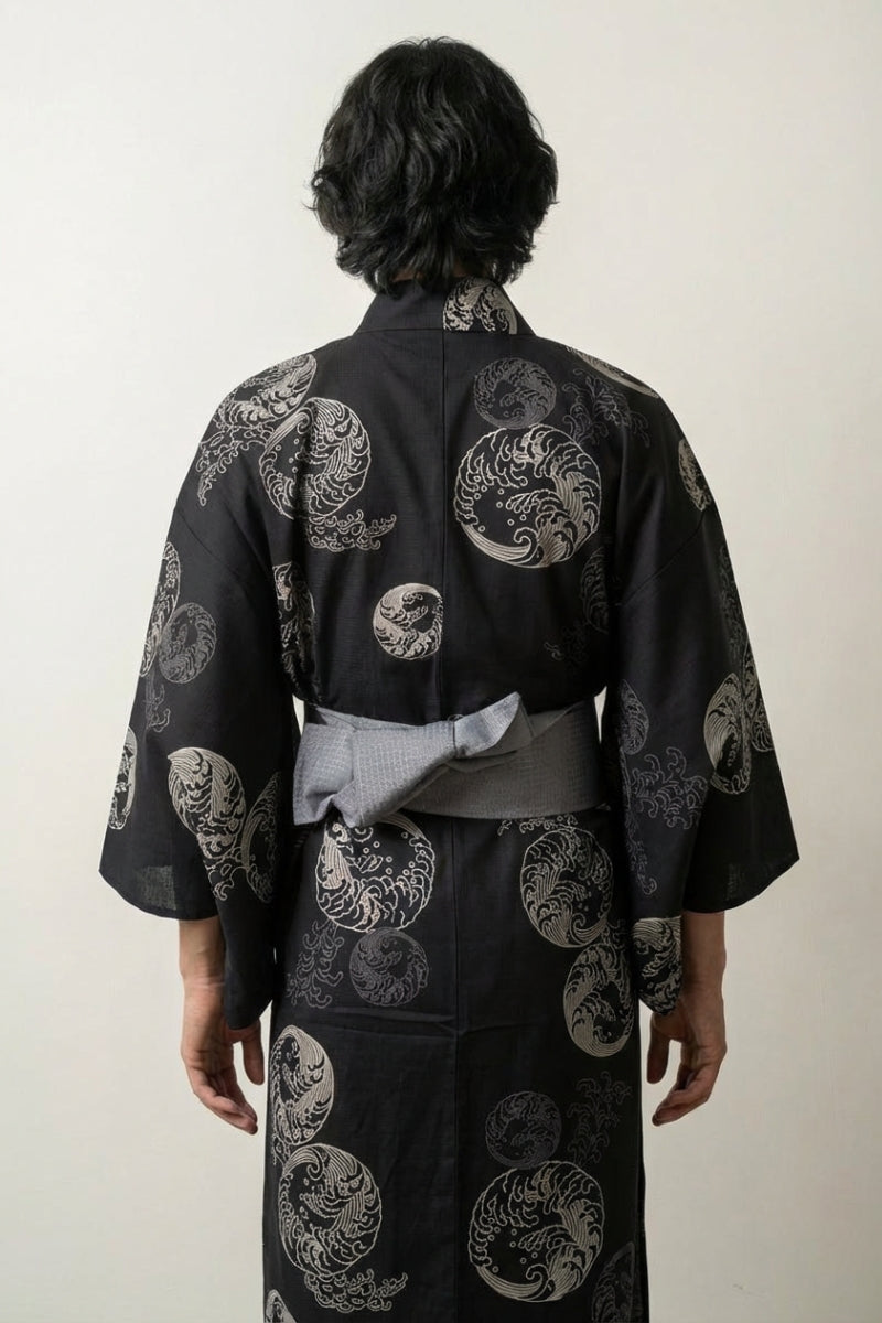 Schwarzer Yukata 'Tsukinami' mit Wellen in Mond-Medaillons, Detailansicht des Stoffs und des Obi