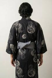 Schwarzer Yukata 'Tsukinami' mit Wellen in Mond-Medaillons, Detailansicht des Stoffs und des Obi