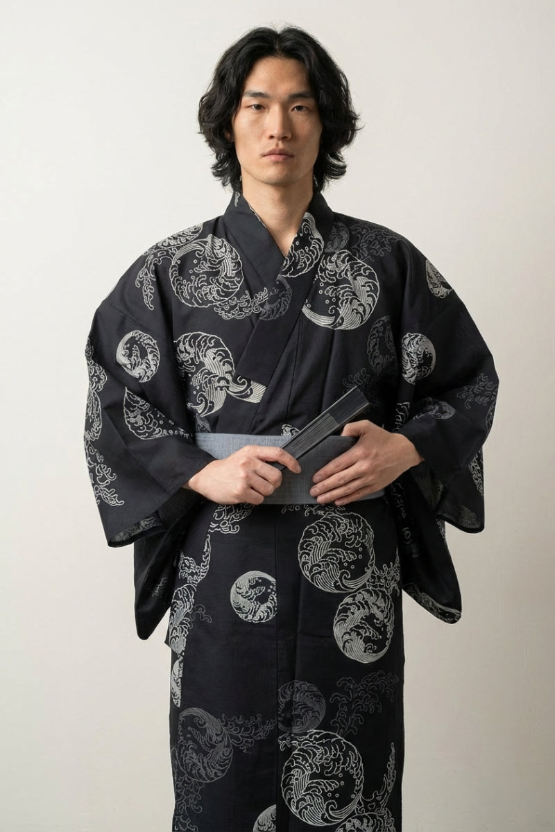 Schwarzer Yukata 'Tsukinami', bodenlanger japanischer Yukata mit Wellen in Mond-Medaillons, Vorderansicht