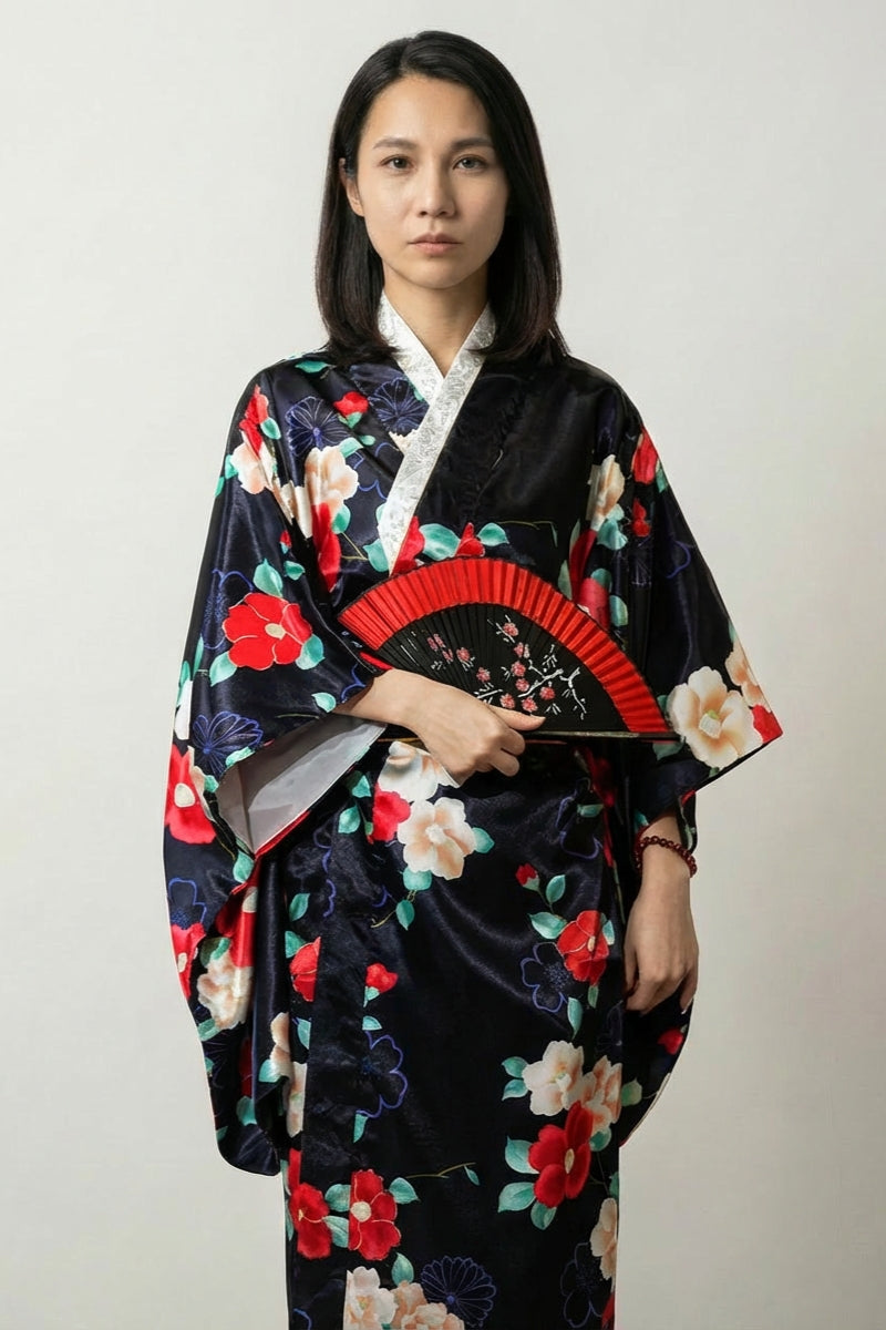 Schwarzes Kamelien Kimono-Kleid 'Tsubaki' – japanischer Damen-Kimono mit Obi, rote Tsubaki-Kamelie, Vorderansicht
