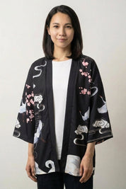 Seiden-Kimono-Jacke 'Osaka' für Damen – Damen Kimono-Jacke japanischer Haori mit Pflaumenblüten und Wellen, Vorderansicht