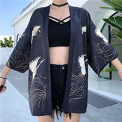 Kurzer Kimono für Frauen 'Setsuko' – Styling-Aufnahme im traditionellen japanischen Stil