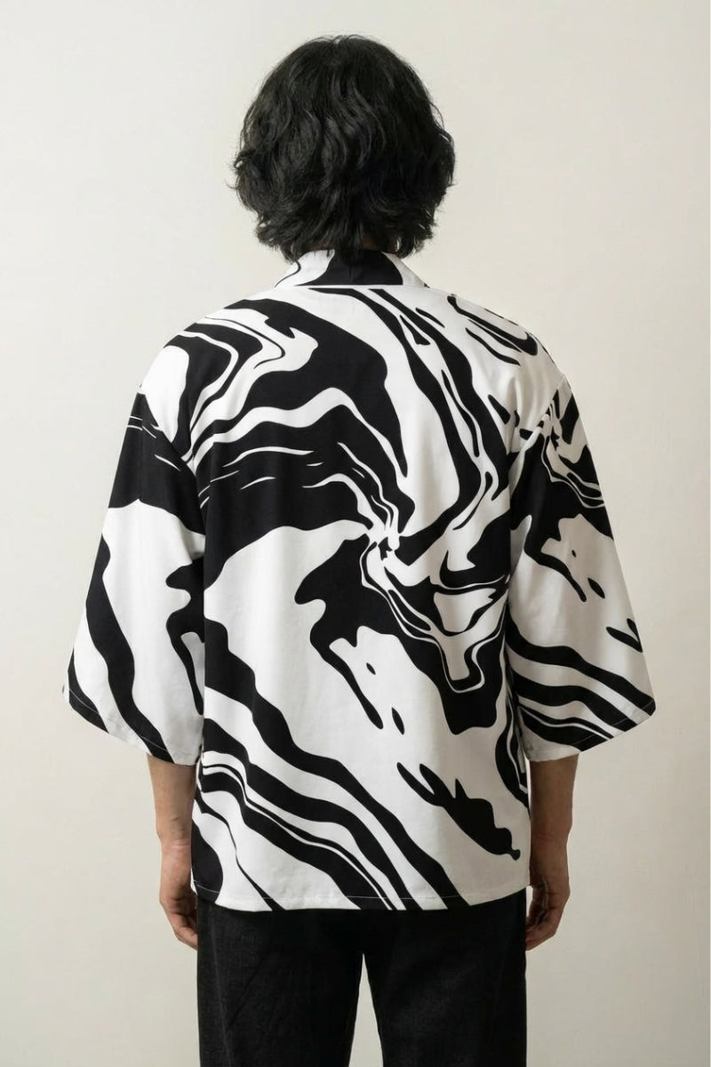 Sommer-Haori 'Yuokara' mit Schwarz-Weiß-Marmormuster, japanischer Haori in Vorderansicht