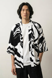 Sommer-Haori 'Yuokara', offene Kimono-Jacke mit Schwarz-Weiß-Marmormuster, Rückenansicht