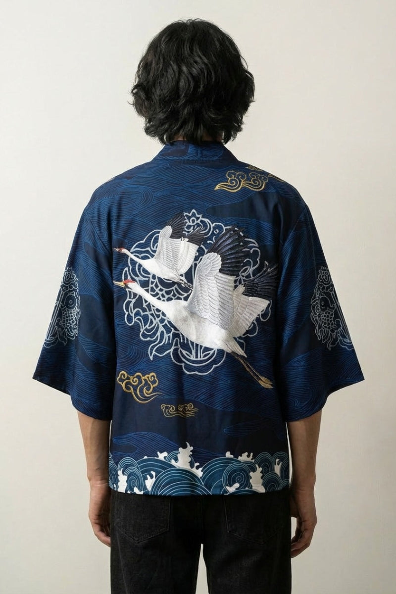 Streetwear-Haori 'Tsuru' mit weißen Kranichen auf Marineblau, japanischer Haori in Vorderansicht