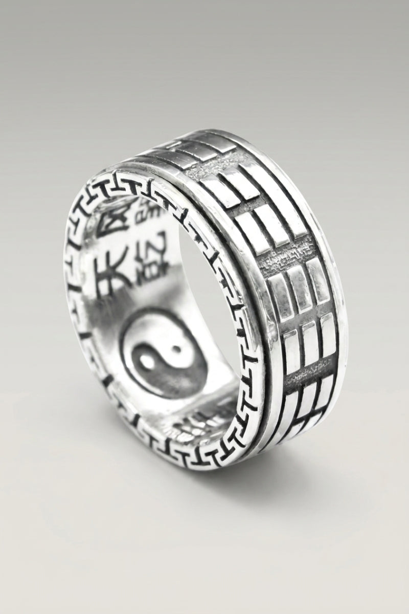 Ring 'Kyoto Hono' in Silber — breiter Ring mit graviertem Dekor aus Yin-Yang-Kreis und Ziegelmuster, Produktfoto vor hellgrauem Hintergrund